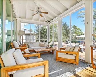 Magnolia Cottages by the Sea by Panhandle Getaways - WaterSound - Sala de estar