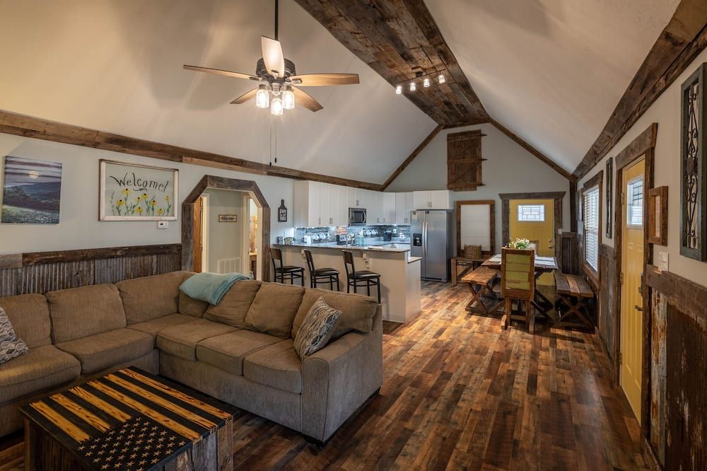 Charming Cabin + Hot Tub ~ Lake James & Linville Gorge ~ Pet-Friendly + Wi-Fi! - Morganton - Soggiorno