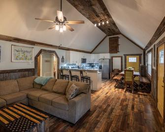 Cozy Cabin with Hottub near Lake James, Linville Gorge. Pet-friendly! - Morganton - Living room