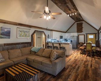 Charming Cabin + Hot Tub ~ Lake James & Linville Gorge ~ Pet-Friendly + Wi-Fi! - Morganton - Soggiorno