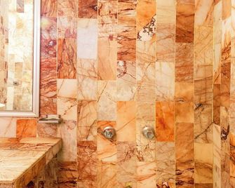 Capital O Hotel Del Parque Guadalajara - Guadalajara - Bathroom