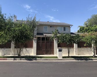 Cozy House With A beautiful Garden and fruit trees - Los Angeles - Building