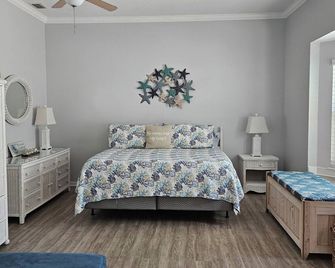 1st Street Retreat Updated Dog Friendly Apartment With Fenced In Yard!! - Saint Augustine Beach - Schlafzimmer