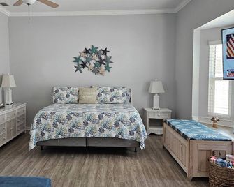 1st Street Retreat Updated Dog Friendly Apartment With Fenced In Yard!! - Saint Augustine Beach - Habitación