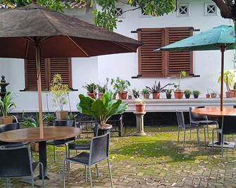 Spacious Private Room In Local And Green Environment - Salatiga - Innenhof