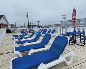 Crest studio w/ heated pool! Steps from the beach - Wildwood Crest - Balcón