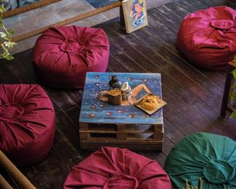 Unwind Restaurant & Hostel - Seeduwa - Sala de estar