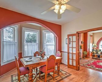Central Colorado Springs Home with Alluring Backyard - Colorado Springs - Dining room