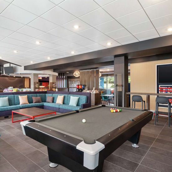 Lounge view of Tru By Hilton Duluth Mall Area