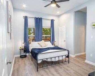 Inviting 4br2ba Near Downtown Riverwalk - San Antonio - Bedroom