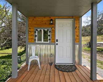 Cozy Tiny House! Small But Mighty ~ Comfy & Gorgeous Location - Central Point - Patio