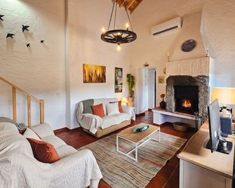Cozy House in Furnas with Mountain View - Furnas - Phòng khách