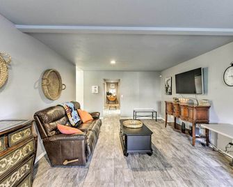 Riverfront Crescent City Home, 8 Mi to Beach! - Crescent City - Wohnzimmer
