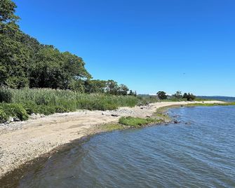 Narragansett Bay waterfront cottage with private beach access just renovated! - North Kingstown - Kitchen