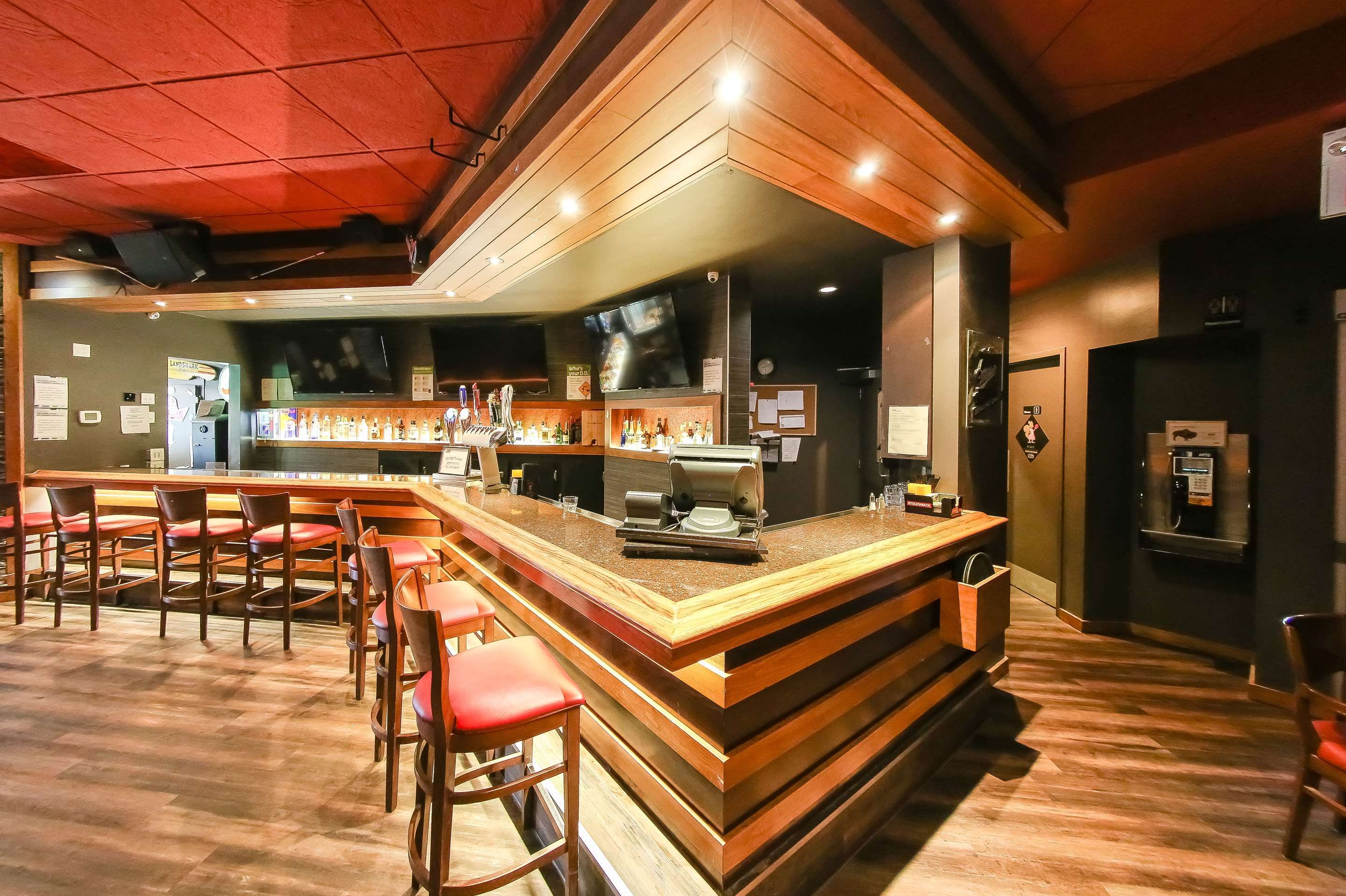 Howard Johnson by Wyndham Winnipeg West - וויניפג - בר