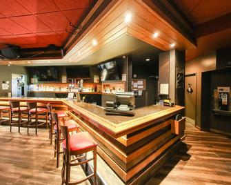 Howard Johnson by Wyndham Winnipeg West - Winnipeg - Bar
