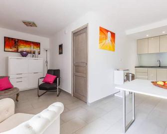 Apartment with large terrace. Furnished tourist accommodation . - Sainte-Lucie-de-Tallano - Salon
