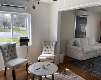 Quaint Abingdon Cottage Downtown 420 East Valley Street - Abingdon - Living room