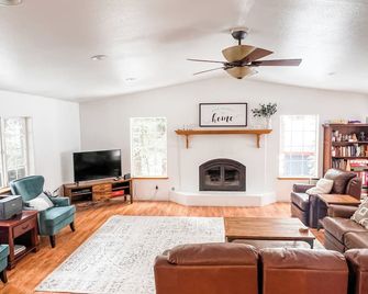 Soothing cabin with WiFi in Carnelian Bay-5 bedrooms available-10 guests-no pets - Carnelian Bay - Living room