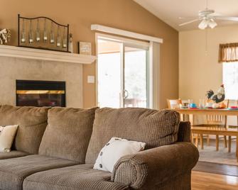 Lazy Squirrel - Cozy Family House with Full Game Room - Kernville - Wohnzimmer