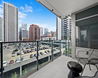 Level - Fulton Market Junior Two Bedroom Two Bath suite with kitchen and balcony - Chicago - Balcón