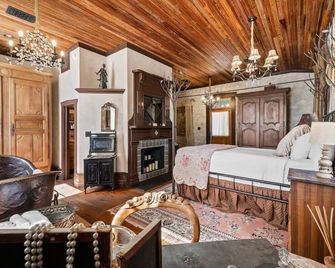 Romantic 1BR Suite on Main Street - Prime location - Fredericksburg - Schlafzimmer