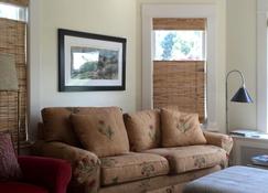 Classic Rowayton Victorian (With a modern feel!!) - Norwalk - Living room