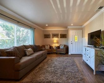 San Clemente's Most Popular Vacation Rental - Check out our reviews! - San Clemente - Vardagsrum