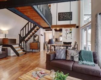 Newly renovated 5 star Chalet only 5 min to Mt Orford! Come ski, hike & bike ! - Orford - Living room