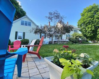 Birdsong Hilltop 2BR w/ Private Balcony + 2 Fire Pits + Peaceful Setting - Waldoboro - Patio