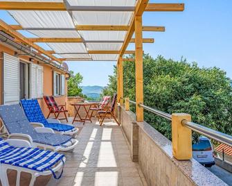 Awesome Home In Grebastica With Wifi - Grebastica - Balcón