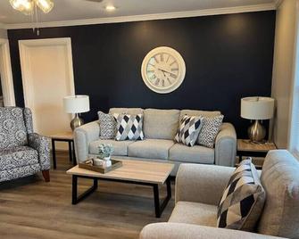 Charming 3-bedroom house 2 minutes from the Marh Park Arboretum in Madisonville - Madisonville - Obývací pokoj