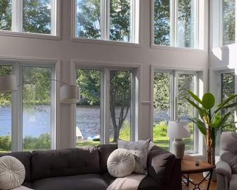 Le Chalet Vert - Waterfront navigable (kayak, paddle board) spa activities - Saint-Jean-de-Matha - Living room