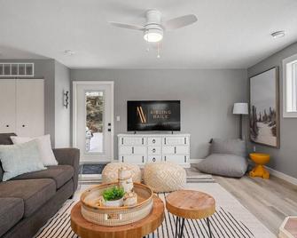 Sunnyside Cove | Lakeside | Fireplace | Fire Pit - Rimbey - Obývací pokoj