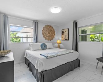 The Lazy Lemon Cottage Steps From the Beach, Frenchys and Palm Pavilion. - Clearwater - Bedroom