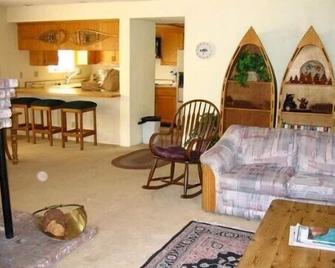Interlaken #25- 2 BR/2 BTH with lake views - June Lake - Вітальня