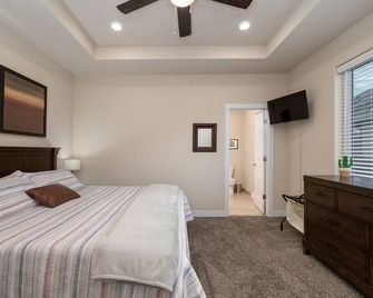 Modern, cheerful home near Winter Park/Granby. Private Hot Tub, mountain views! - Tabernash - Habitación