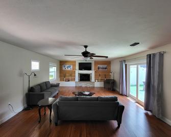 Spacious Pool Home In North Fl - Keystone Heights - Living room