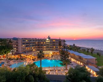 Sun Beach Resort - לאליסוס - פטיו