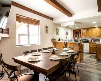 The Bear Cave Summit Unit B ! Game room & Hot tub - Big Bear Lake - Salle à manger