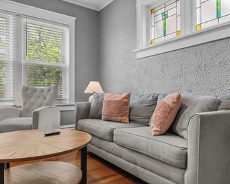 Spacious 2 Br Balcony Hideaway - Richmond Heights - Living room