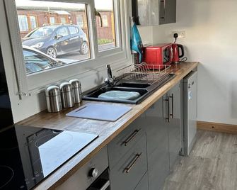 F17 Rickardos Holiday Lets - Mablethorpe - Kitchen