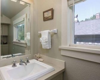 Chapman Cove By Avantstay Gorgeous Beach Bungalow W/ Sauna - Cannon Beach - Bathroom