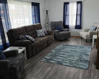 The Barbara Leona Suite - Courtland - Living room