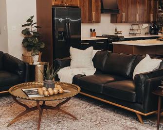 The McKinzie Penthouse! newly renovated 2-King bedroom / 2-bathroom. - Leitchfield - Living room