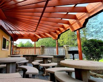 Best Western Plus Northwoods Inn - Кресент-Сіті - Патіо