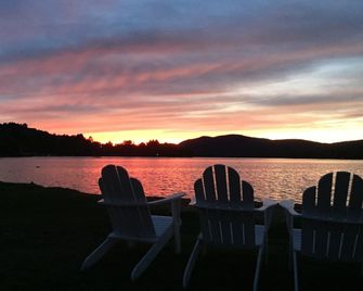 Quiet Adirondack camp in Inlet steps to ADK Beach, Lakes, Trails and Activities - Inlet - Living room