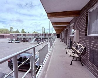 Tomahawk Motor Lodge by OYO Riverton Us-26 - Riverton - Balcony