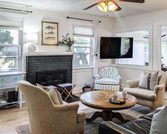 Perch Cottage L Kayaks, Firepit & More L 5 Mins To Lakeside Beach!\n - Spring Lake - Living room