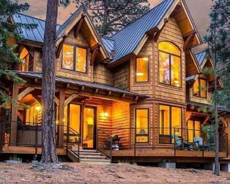 Romantic Luxury on Private Lake w/Hot Tub & Amazing Views - Bend - Building